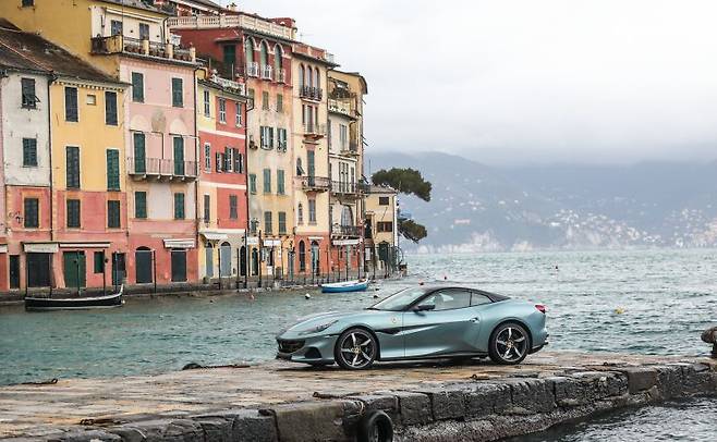 하늘빛 차체컬러가 포르토피노의 바다를 닮았다