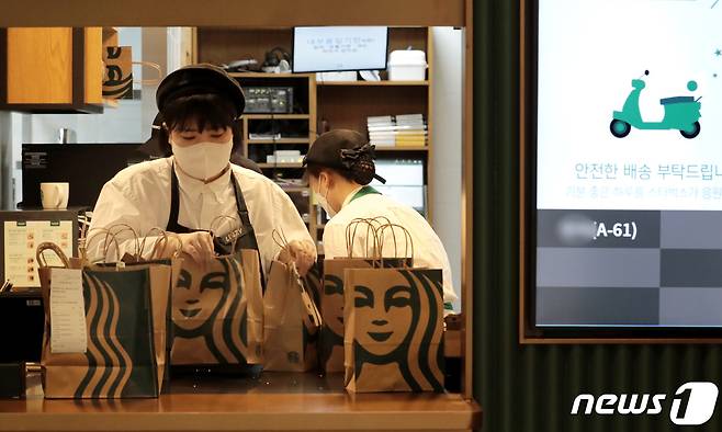 스타벅스 역삼이마트점에서 관계자들이 배달 준비로 분주한 모습.020.11.27/뉴스1 © News1 이성철 기자