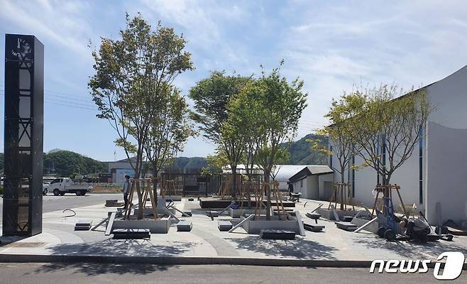 강원 양구군이 경관개선 및 공공디자인 조성 사업을 통해 국토정중앙면 용하삼거리에 조성한 쉼터.(양구군 제공) 2021.5.15 /뉴스1