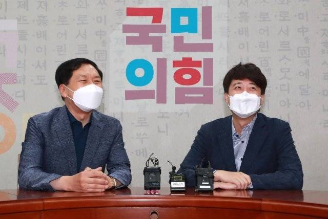 이준석 국민의힘 대표가 13일 오후 서울 여의도 국회에서 김기현 원내대표와 만나 대화하고 있다. 이 대표와 김 원내대표는 이날 회동에서 당직 인선 등을 논의할 것으로 알려졌다. 2021.6.13 사진공동취재단·신원건 기자 laputa@donga.com