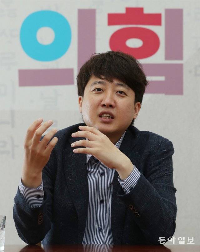 국민의힘 이준석 신임 당 대표가 13일 서울 여의도 국회 본청에 있는 국민의힘 당대표실에서 동아일보와 인터뷰를 하고 있다. 이 대표는 MZ세대 등 젊은 세대 당원들을 늘리겠다는 뜻을 밝히며 “다른 동기를 가진 당원들이 많아질 것이고 그들이 당의 여론을 잡아 이끌 것이다”라고 말했다. 신원건 기자 laputa@donga.com