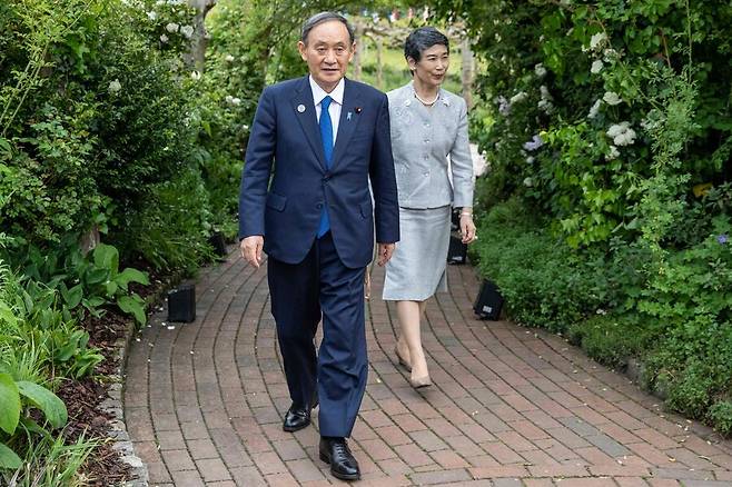 지난 11~13일 영국 콘월에서 열린 주요 7개국 정상회의에 참석한 스가 요시히데 일본 총리와 부인인 마리코 여사. AFP/연합뉴스