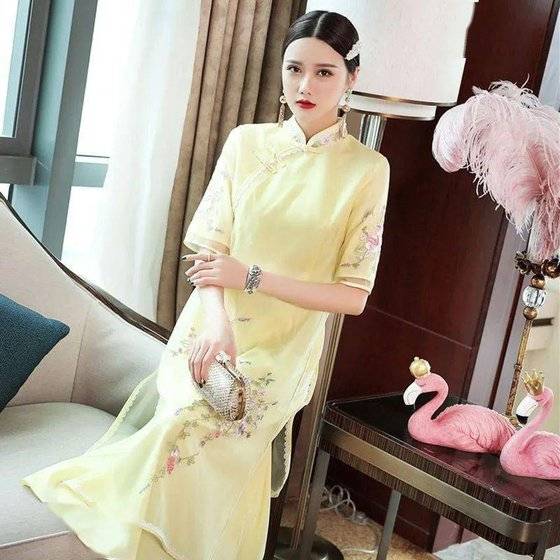 '가오카오' 셋째 날은 황색(黃色) '치파오'가 권장된다. 휘황찬란하게 나아가자는 ‘주향휘황(走向輝煌)'의 황(煌)이 황(黃)과 같은 소리를 내기 때문이다. [중국 소후닷컴 캡처]