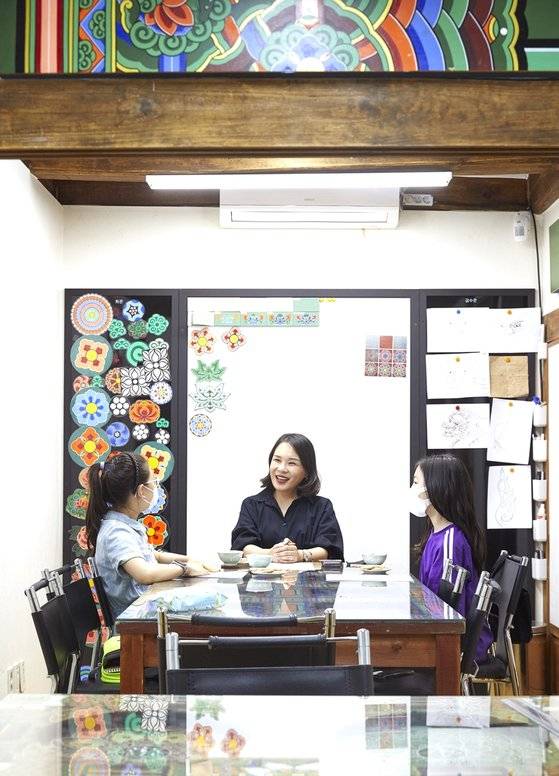 북촌불교미술보존연구소 김도래 대표(가운데)가 소중 학생기자단과 단청에 대한 이야기를 나눴다.