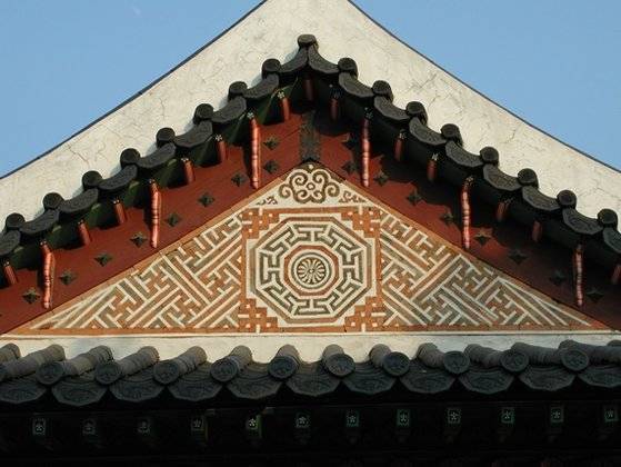 궁궐의 담장이나 장식물의 치장은 어떤 형상을 보이거나 글자문양이거나 기하형태이거나 매우 다양하다. [사진 이향우]