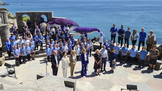 G7 정상회의 배우자 프로그램. 김정숙 여사(왼쪽 두번째 흰색 정장)와 스가 여사(맨 오른쪽 남색 정장)의 모습이 보인다. 연합뉴스