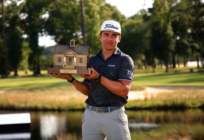 개릭 히고가 14일 미국 사우스캐롤라이나주 리지랜드의 콩가리 골프클럽에서 열린 PGA투어 팰머토 챔피언십에서 우승한 뒤 트로피를 든 채 기념촬영을 하고 있다.   리지랜드 | AFP연합뉴스