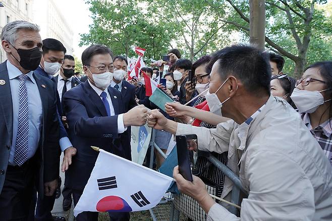 President Moon Jae-in gives a fist bump to a Korean resident in Austria upon his arrival in Vienna on Sunday. (Cheong Wa Dae)