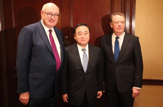 (Left to right) Phil Hogan, EU Trade Commissioner, Kaji- yama Hiroshi, Japan’s Minister of Economy, Trade and Industry and Robert Lighthizer, U.S. trade representative, take a photo after signing a joint statement on reinforcing WTO regulations on industrial subsidies in Washington on Jan. 14, 2020. [JAPAN’S MINISTRY OF ECONOMY, TRADE AND INDUSTRY]