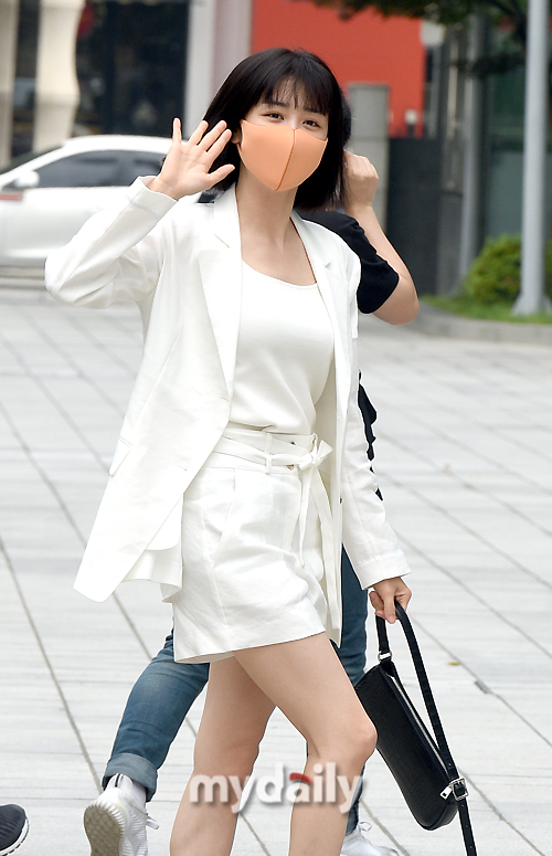 Actor Park Ha-sun is greeting the station for the appearance of SBS Power FM Park Ha-suns Cine Town held on SBS in Mokdong, Seoul on the morning of the 14th.