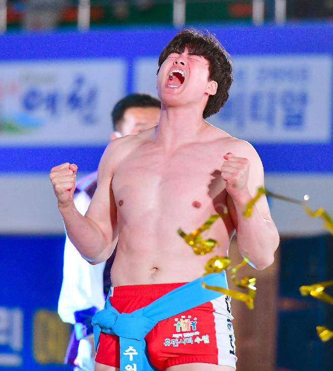 이승호가 13일 '위더스제약 2021 예천단오장사씨름대회' 금강장사 결정전에서 승리한 뒤 포효하고 있다. 예천=대한씨름협회