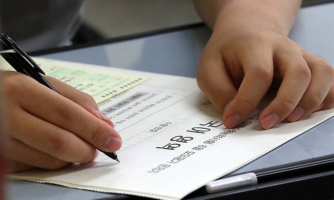 2022학년도 대학수학능력시험 모의평가가 치러지는 지난 3일 강원 춘천시 한 고등학교에서 3학년 학생들이 시험을 준비하고 있다. 연합뉴스