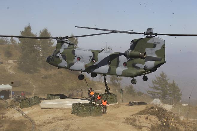 육군항공작전사령부 소속 CH-47D 치누크 헬기가 월동물자를 전방부대 소초에 수송하고 있다. 사진=육군