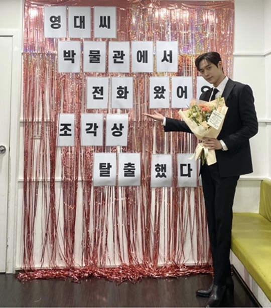 On the 14th, Kim Young-Dae posted a picture on his instagram with an article entitled I was ashamed but grateful # KBS Peace Concert.Kim Young-dae in the photo is staring at the camera with a bouquet of flowers in a black suit. Youngdaes Natural History Museum, London called.Kim Young-dae, who showed a piece-like appearance in front of the phrase Esapce in the Piece, caught the eye with a small eyebrow and perfect ratio.The netizens who saw it responded such as Is not it David? And I love you, Young Dae.Kim Young-dae was a presenter at the 2021 Peace Concert - Heart, Its Live on KBS1 in commemoration of the 21st anniversary of the June 15 Joint Declaration. Kim Young-dae played the role of Joo Seok-hoon in SBS Friday Drama Penthouse Season 3 and continues his performance after Seasons 1 and 2.Photo Kim Young-Dae SNS