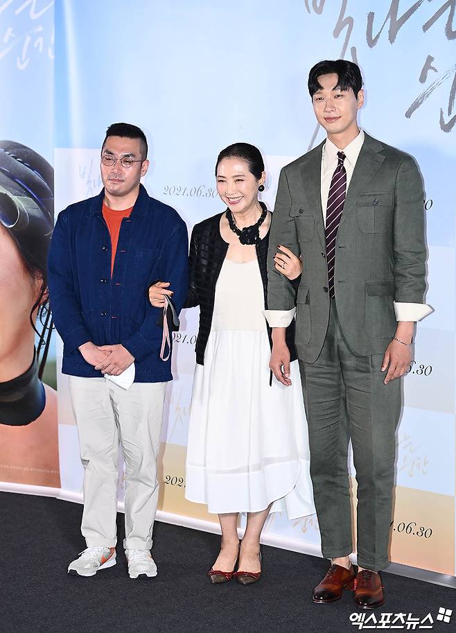 Director So Jun-moon, Actor Go Doo-shim and Ji Hyun Woo attended the premiere of the movie Shining Moment at the Seoul CGV Yongsan I-Park Mall on the afternoon of the 14th.