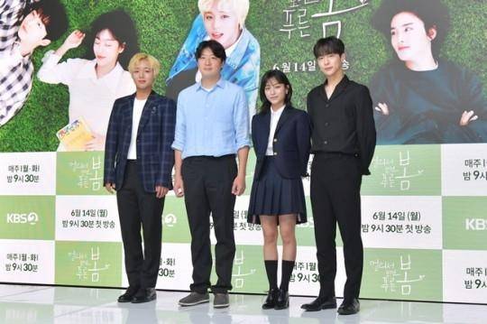 '멀리서 보면 푸른 봄' 출연진과 김정현 PD(왼쪽에서 두 번째) [KBS 제공. 재판매 및 DB 금지]