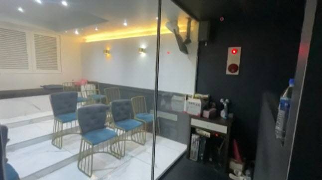 모텔을 룸살롱으로 불법 개조하고 ‘미러방’을 운영한 직원과 손님이 적발됐다. 수서경찰서 제공