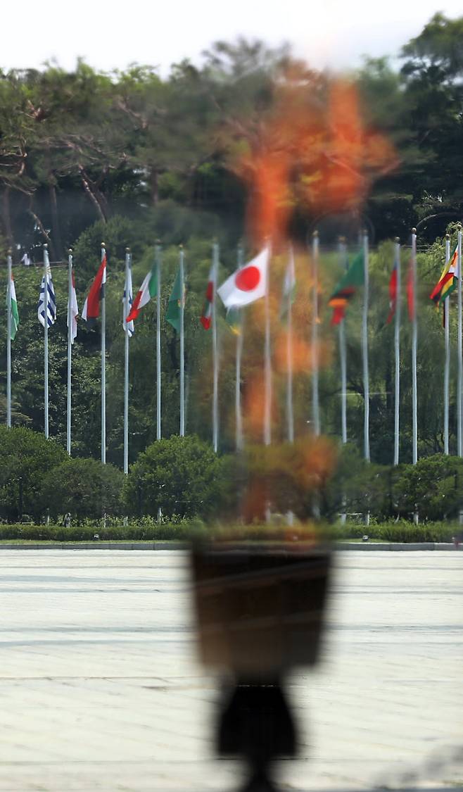 도쿄올림픽 개막을 51일 앞둔 지난 2일 송파구 올림픽공원 평화의 성화 뒤로 일본 국기가 보이는 장면. (사진=연합뉴스)