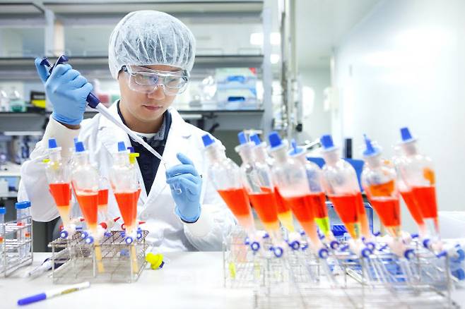 SK바이오사이언스 연구원이 백신개발을 위한 실험을 하고 있는 모습. [사진=SK바이오사이언스]