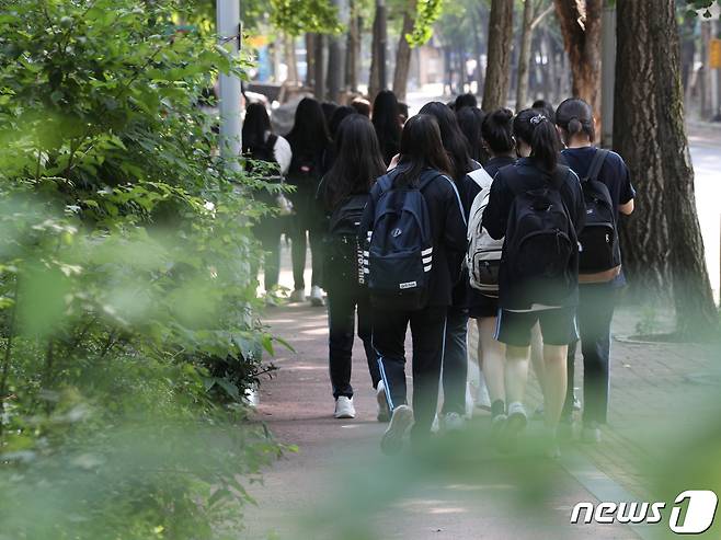 지난 2일 서울의 한 중학교에서 학생들이 하교하고 있다./뉴스1 © News1 신웅수 기자