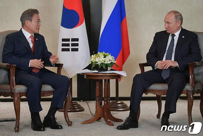 2018년 문재인 대통령과 푸틴 러시아 대통령이 정상회담을 갖고 있다. © AFP=뉴스1 © News1 정윤영 기자