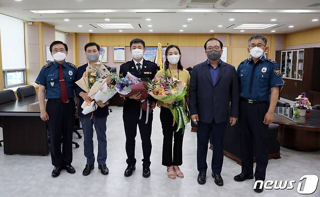 (전북=뉴스1) 이지선 기자 = 전북경찰청은 15일 전북경찰청장실에서 1분기 적극행정 우수공무원 포상 수여식을 개최했다.(전북경찰청 제공)2021.6.15/© 뉴스1