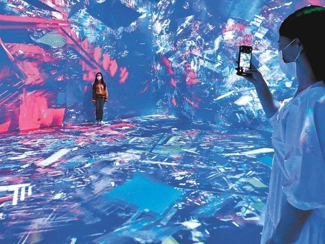 롯데백화점은 4일부터 본점 애비뉴엘 9층에서 미디어아트 전시로 ‘그라운드시소 명동’을 진행하고 있다. 롯데백화점 제공