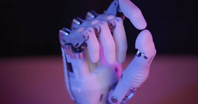 15일 한국기계연구원이 공개한 로봇 의수. 무게 570g으로 가볍다. 2025년 상용화할 계획이다. 한국기계연구원 제공