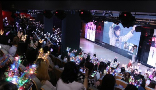지난 6일 오후 중국 베이징 한국문화원에서 열린 BTS 페스티벌에서 중국 팬들이 공연을 감상하고 있는 모습. <연합뉴스>