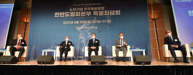 문정인 전 대통령 외교안보특보(왼쪽부터), 임동원 전 통일부 장관, 이재명 경기도지사, 정세현 민주평화통일자문회의 수석부의장, 이종석 민주평화광장 공동대표가 15일 서울 용산구 백범김구기념관에서 열린 6·15기념 민주평화광장 한반도평화본부 특별좌담회에 참석하고 있다. 연합뉴스