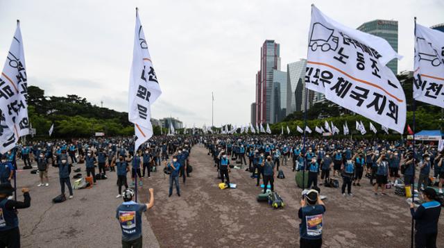 택배노조 조합원들이 15일 서울 여의도 여의도공원에서 분류작업 배제 등을 요구하는 상경투쟁을 하고 있다. 이한호 기자