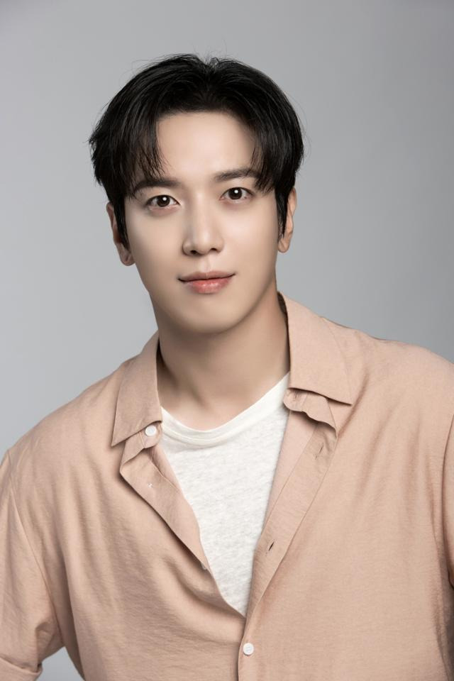 배우 정용화가 제대 후 여유로운 모습으로 돌아왔다. FNC 제공