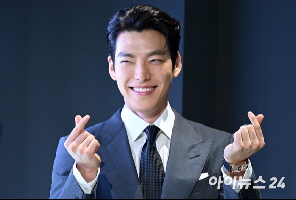 김우빈, '신민아도 반한 하트'