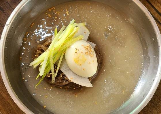 백령도 별미 사곶냉면. 돼지 사골로 육수를 냈다. 식초나 겨자 대신 까나리액젓을 넣어 먹는다.