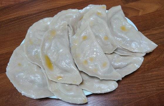 짠지떡. 들기름을 뿌려서 나온다. 한 개에 1000원이다.