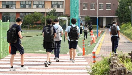 수도권 중학교 등교수업이 확대된 14일 서울 동대문구 장평중학교에서 학생들이 등교를 하고 있다. 뉴스1