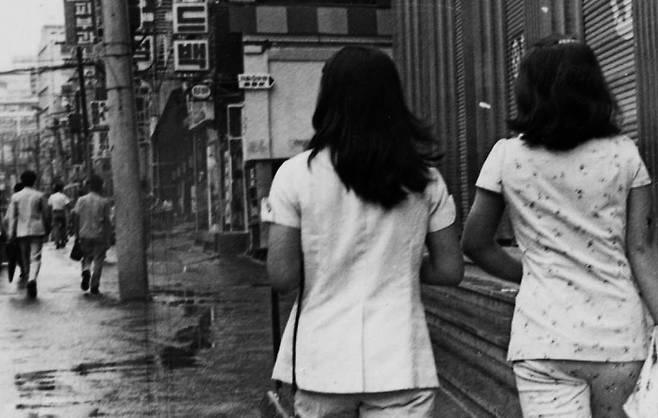 1971년 용산 미8군 기지촌에 있는 유흥업소에서 일하는 여성이 간호사와 함께 보건 검사를 받으러 가고 있다. 경향신문 자료사진