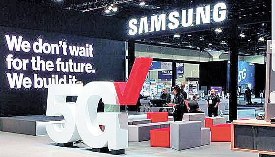 Samsung Electronics' 5G network equipment is promoted at Verizon's booth at the Mobile World Congress Americas in Los Angeles in 2018. [SAMSUNG ELECTRONICS]