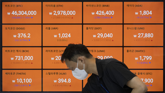 Digital screens operated by Bithumb shows prices of cryptocurrencies on Tuesday in Ganganm District, southern Seoul. On Tuesday. Bitcoin traded at $40,500 as of 4:30 p.m.Tuesday, up 2.78 percent from 24-hours ago, according to data from CoinMarketCap. [YONHAP]