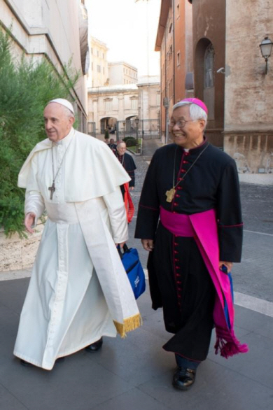 지난 2018년 10월 교황청에서 개막한 세계주교대의원회의에 참여한 유흥식(오른쪽) 당시 주교가 프란치스코 교황과 나란히 걷고 있다. 연합뉴스