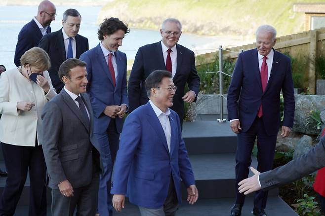 G7 정상회의 참석차 영국을 방문 중인 문재인 대통령이 12일(현지시간) 영국 콘월 카비스베이 양자회담장 앞에서 참가국 정상들과 기념사진을 촬영한 후 이동하고 있다. 앞줄 왼쪽부터 독일 앙겔라 메르켈 총리, 프랑스 에마뉘엘 마크롱 대통령, 문 대통령. 뒷줄 왼쪽부터 샤를 미셸 EU 정상회의 상임의장, 이탈리아 마리오 드라기 총리, 캐나다 쥐스탱 트뤼도 총리, 호주 스콧 모리슨 총리, 미국 조 바이든 미국 대통령. [연합]