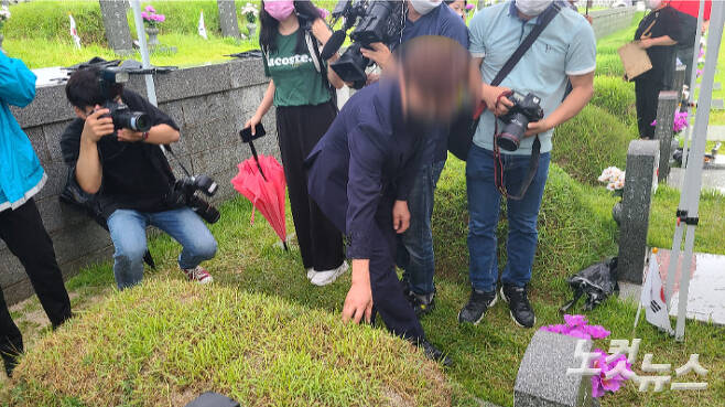 41년 만에 형을 찾은 신동남씨의 동생 신모씨가 무명열사의 묘를 둘러보고 있다. 김한영 기자