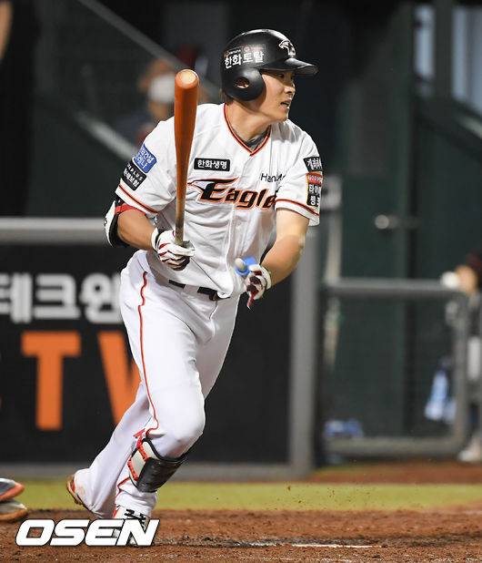 [OSEN=대전,박준형 기자] 15일 오후 대전 한화생명이글스파크에서 2021 신한은행 SOL KBO리그 한화 이글스와 롯데 자이언츠의 경기가 진행됐다.5회말 무사 1루 한화 정은원이 안타를 날리고 있다.  21.06.15 / soul1014@osen.co.kr