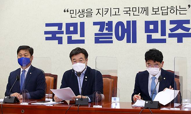 윤호중 더불어민주당 원내대표가 15일 서울 여의도 국회에서 열린 원내대책회의에서 모두발언을 하고 있다. 뉴시스