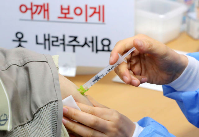 지난 12일 오후 서울 강동구 예방접종센터에서 한 어르신이 코로나19 백신을 접종받고 있다./연합뉴스