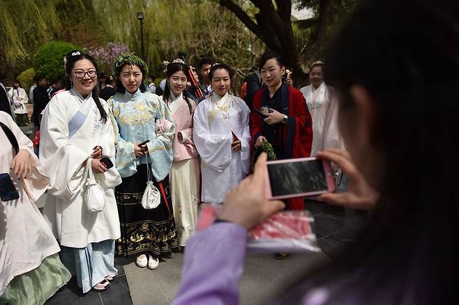 ⓒAFP PHOTO2019년 4월5일 중국 베이징의 한 공원에서 한족의 옷 ‘한푸’를 입고 기념 촬영을 하는 시민들.
