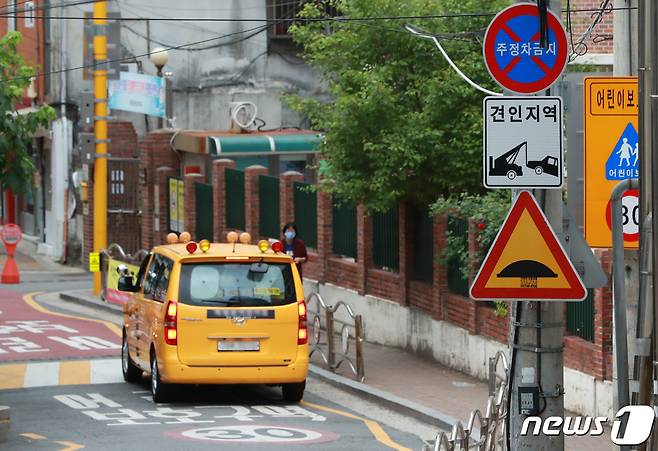 서울의 한 어린이보호구역. 2021.5.10/뉴스1 © News1 구윤성 기자