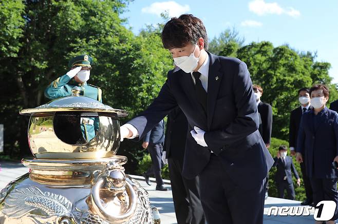 이준석 국민의힘 대표가 16일 오전 서울 동작구 국립현충원에서 고 박정희 대통령 묘역을 참배하며 분향하고 있다. 2021.6.16/뉴스1 © News1 국회사진취재단