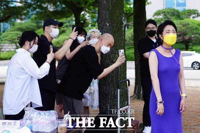 16일 오전 국회에서 포토타임(?)을 갖고 있는 류호정 정의당 의원.