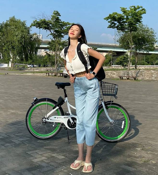 한강에서 햇살을 만끽하는 ‘따릉이’ 사용자. 최근 들어서 ‘쫄쫄이 패션’에서 벗어나 편한 복장으로 자전거를 타는 이들이 많아지고 있다. /park.marron 인스타그램